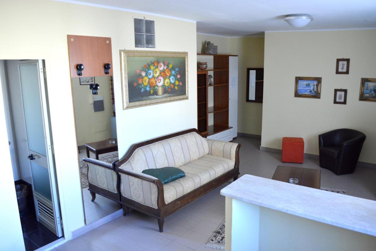 Charming Apartment In Reggio Calabria, 40 Sqm, Terrace Eksteriør billede