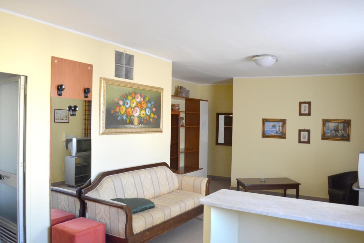 Charming Apartment In Reggio Calabria, 40 Sqm, Terrace Eksteriør billede